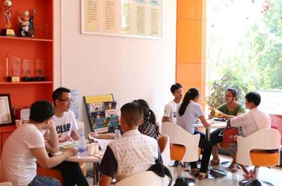 暑期當(dāng)?shù)溃寄苌壵?dāng)時 福建新東方招生火爆背后的教育新趨勢